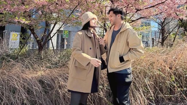 Romantis, 7 Gaya Kevin Aprilio dan Vicy Melanie Pakai Outfit Couple Liburan di Jepang
