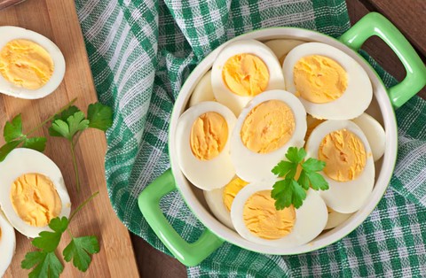Makan malam tanpa nasi. Telur rebus + ubi kukus/Foto: freepik.com/timolina Makan malam tanpa nasi. Telur rebus + ubi kukus/Foto: freepik.com/timolina