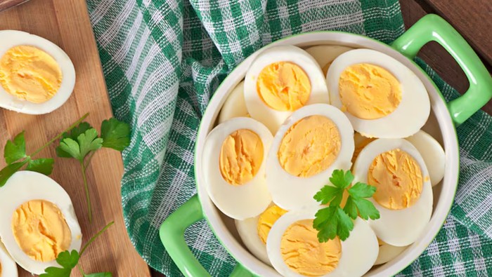 Makan malam tanpa nasi. Telur rebus + ubi kukus/Foto: freepik.com/timolina