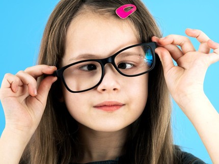 Mata Anak yang Suka Main HP Bisa Jadi Juling, Benarkah?