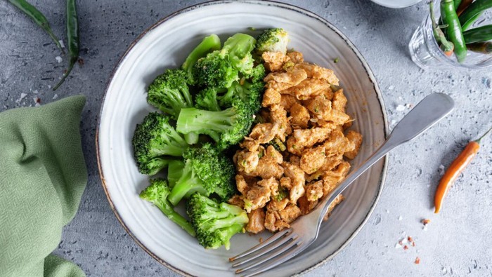 Menu makan malam tanpa nasi. Ayam panggang brokoli/Foto: freepik.com/valeria_aksakova