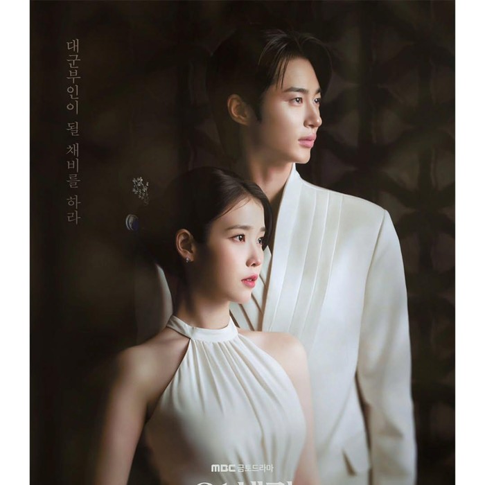 IU dan Byeon Woo Seok dalam poster drama Korea Perfect Crown