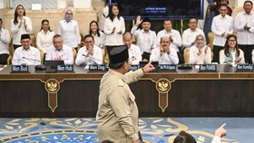Presiden Prabowo Subianto (tengah) berjalan di ruangan untuk memimpin Sidang Kabinet Paripurna di Istana Negara, Jakarta, Jumat (13/3/2026). Sidang kabinet paripurna tersebut membahas terkait kondisi perang di timur tengah dan kesiapan pemerintah had