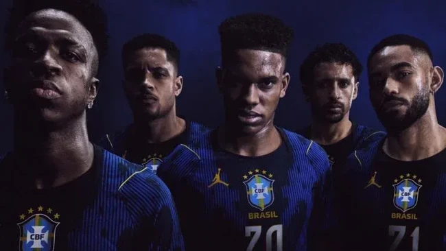 Brasil akan tampil dengan gaya baru pada Piala Dunia 2026. Jersey tandang terbaru timans Brasil menghadirkan desain unik.