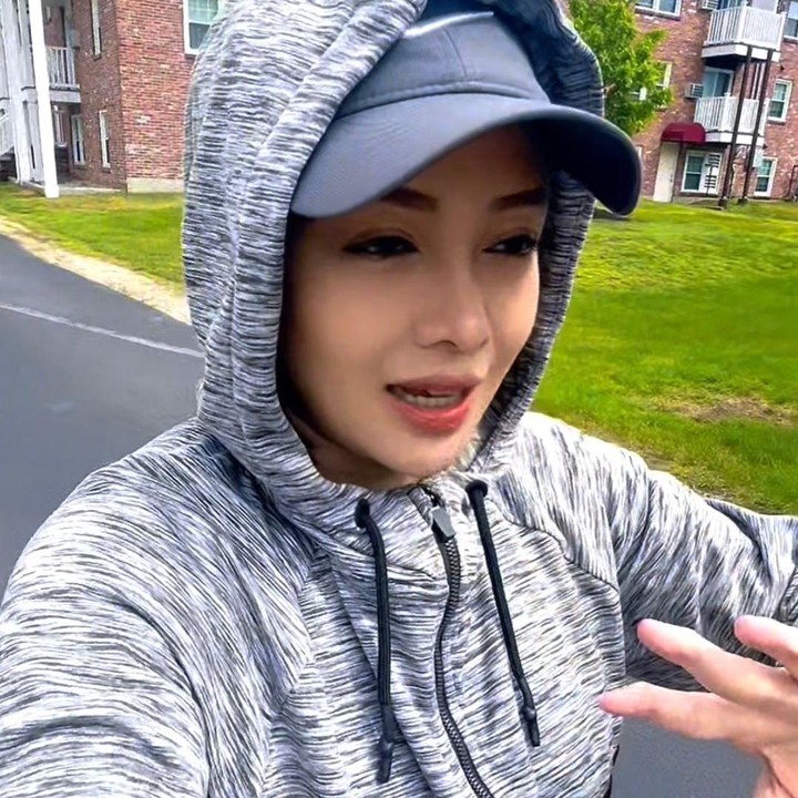 <p>Terry diketahui kini sedang menyusul suaminya, Derly Darmawan ke Amerika. Belum lama ini, bintang film <em>Mungkin Esok Lusa Atau Nanti</em> itu membagikan pemandangan dan lingkungan di sekitar rumahnya. "Jadi hari ini aku mau ajak jalan, aku mau kasih tau perjalanan ini akan ngelewatin apa aja di sekitar rumah, tempat tinggal aku di US," ungkap Terry, dikutip dari akun Tiktok <em>@initerryputri.</em> (Foto: Tiktok @initerryputri)</p>