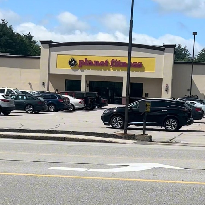 <p>Di perempatan besar, terdapat banyak toko dan puskesmas, Bunda. Selain itu, ada juga tempat <em>fitness </em>yang menjadi&nbsp;salah satu tempat favorit Terry. (Foto: Tiktok @initerryputri)</p>