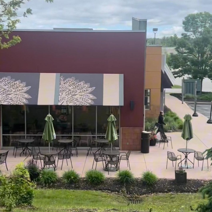 <p>Melipir ke salah satu tempat favorit Terry, yaitu Panera Bread. Menurutnya, tempat ini istimewa karena di daerah tersebut jarang ada tempat nongkrong yang menyediakan makanan ringan. "Kita sampai di tempat salah satu favorit aku nih Panera Bread. Jadi tempat favorit karena enggak ada lagi di sini jarang banget kalau coffee shop atau tempat nongkrong gitu yang makanan ringan," kata Terry. (Foto: Tiktok @initerryputri)</p>