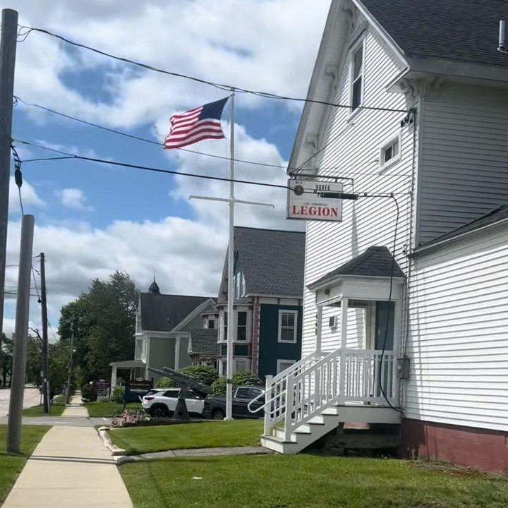 <p>Setelah berkeliling cukup lama, Terry sempat bercerita tentang beberapa rumah di sekitarnya yang penghuninya menjalani gaya hidup <em>slow living</em>. "Jadi kayaknya memang aku tuh tinggal di kota yang orang-orang udah pada pensiun, karena banyak nenek kakek gitu tinggal di sini, karena emang <em>slow living</em> di sini. Enak ya untuk masa tua kalau di Amerika," ujar Terry. (Foto: Tiktok @initerryputri)</p>