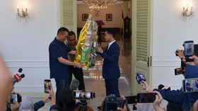 Dapat Parsel dari Gibran, Rismon Tetap Wajib Lapor Polisi saat Lebaran