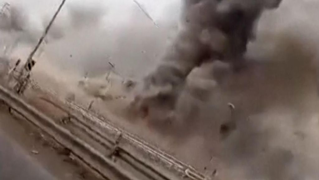 Kepulan Asap di Langit Kota Ahvaz Iran usai Dirudal Israel