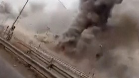 Kepulan Asap di Langit Kota Ahvaz Iran usai Dirudal Israel