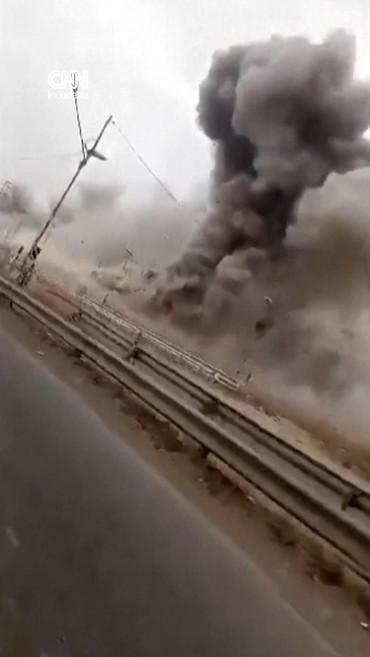 Kepulan Asap di Langit Kota Ahvaz Iran usai Dirudal Israel