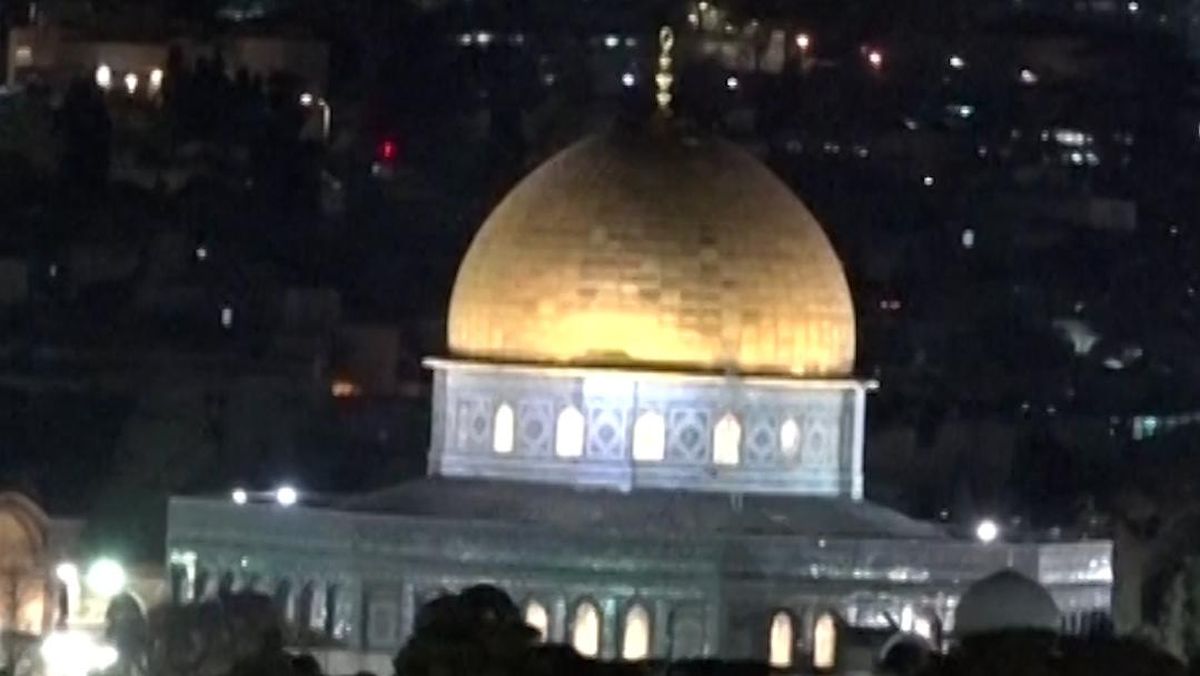Masjid Al-aqsa Ditutup Israel, Warga Palestina Salat Di Jalanan