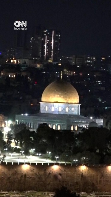 Masjid Al-Aqsa Ditutup Israel, Warga Palestina Salat di Jalanan