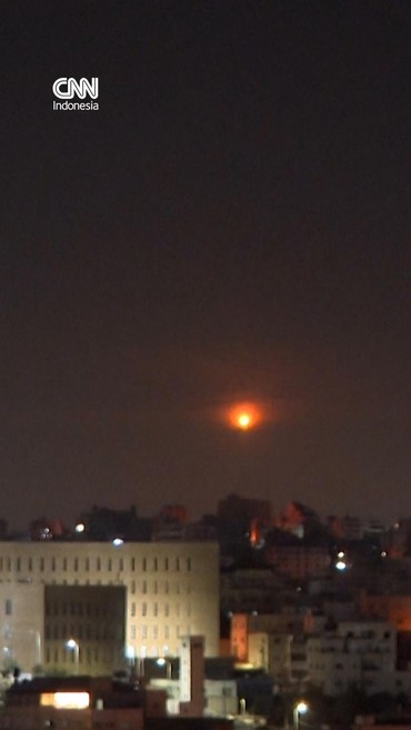 Rentetan Rudal Iran Hantam Israel di Malam Hari