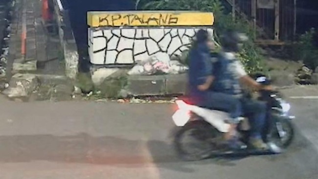 Polda Metro menyatakan foto terduga pelaku penyiraman air keras ke Andrie Yunus adalah hasil editan AI. Polisi minta masyarakat bijak dalam menyebar informasi.