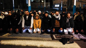 FOTO: Umat Muslim Salat di Jalanan Yerusalem saat Al-Aqsa Ditutup