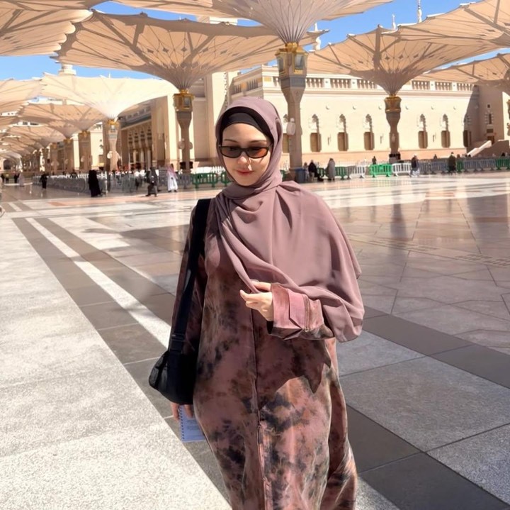 <p>Vanesha juga mem-posting fotonya saat berada di Masjid Nabawi di Madinah, Arab Saudi. Dalam potret ini, Vanesha tampil cantik mengenakan baju muslim terusan berwarna cokelat dengan sedikit corak hitam, yang dipadukan dengan hijab cokelat. (Foto: Instagram @vaneshaass)</p>