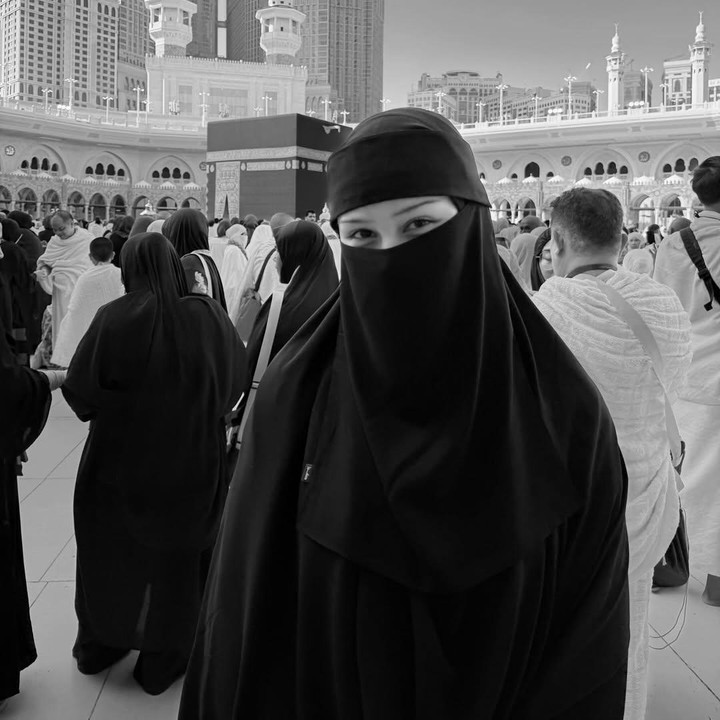 <p>Dalam satu unggahan, Vanesha mem<em>-posting</em> beberapa foto bangunan-bangunan di Mekkah dan suasana depan Ka'bah. Perempuan 26 tahun ini menuliskan <em>caption</em> singkat namun begitu menyentuh. "<em>ya Allah thank you for this</em>," tulisnya. (Foto: Instagram @vaneshaass)</p>