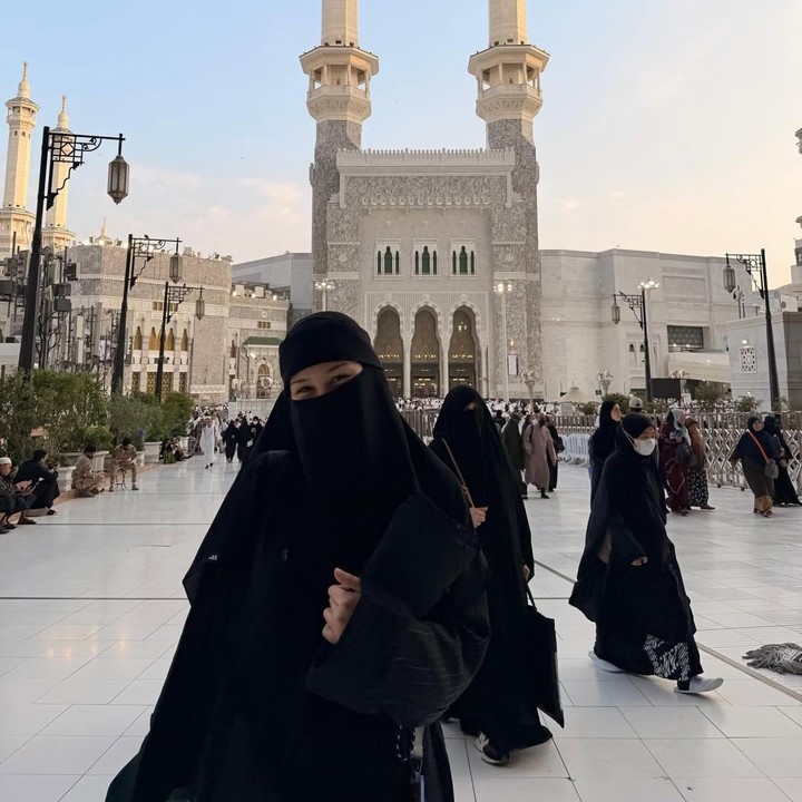 <p>Artis Vanesha Priscilla belum lama ini membagikan momen saat menunaikan ibadah umrah di Tanah Suci. Melalui akun Instagram, Vanesha mengunggah suasana di Mekkah, Arab Saudi, dan potretnya saat mengenakan hijab bercadar hitam. (Foto: Instagram @vaneshaass)</p>