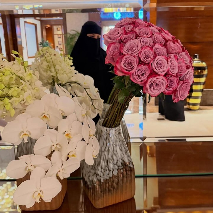 <p>Penampilan Vanesha yang mengenakan hijab dan niqab selama menunaikan ibadah umrah menuai banyak komentar positif dari netizen, Bunda. Netizen juga menyampaikan kekagumannya pada Vanesha yang memutuskan untuk menunaikan umrah, Bunda. "cantik banget sashaaaaaaaa," tulis akun @ne***. "Cantikkkk bngettt," ungkap @cy***. <em>"Masyaallah</em> sasaa," kata @sh***. "<em>Maasyaa Allahh</em> ka sa. <em>Allahumma baarik</em>," tulis @si***. (Foto: Instagram @vaneshaass)</p>