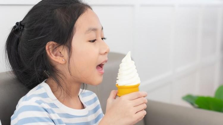 Konsumsi makanan manis berlebihan dapat membuat kalori menumpuk dalam tubuh sehingga menyebabkan obesitas&period; Waspadai kondisi tersebut pada anak&comma; Bunda&period;