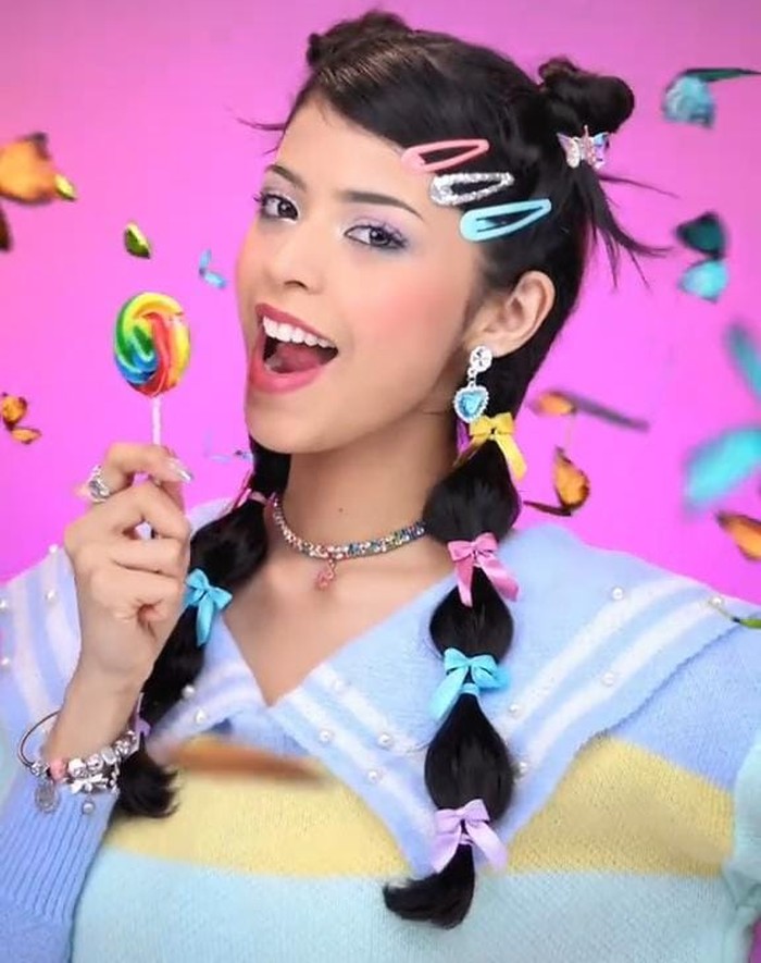 Aktif membagikan konten beauty karakter, Jharna Bhagwani tampil memukau lewat tren Kikay dengan tatanan bubble braids berhias pitas pastel yang colorful. Jepit rambut retronya sukses menciptakan&nbsp;kesan&nbsp;girly/Foto: TikTok/Jharna Bhagwani