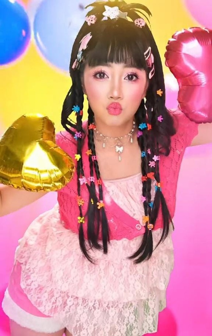 Aktif membuat konten beauty makeup karakter, kini Qheylaa membuat makeup Kikay yang super colorful dengan&nbsp;sejumlah jepit rambut cutesy dan riasan mata dan busana serba pink yang menggemaskan/Foto: TikTok/Qheylaa