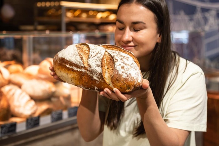 Mengonsumsi roti sourdough setiap hari dapat memberikan beberapa manfaat kesehatan. Namun, porsinya tetap perlu diperhatikan agar tidak menimbulkan dampak negatif./ Foto: freepik.com/pvproductions