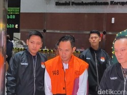 Penampakan Bupati Cilacap Ditahan KPK, Pakai Rompi Oranye-Diborgol