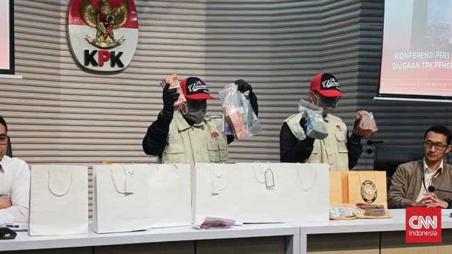 KPK menahan Bupati Cilacap Syamsul Auliya Rachman dan Sekda Sadmoko Danardono terkait kasus permintaan THR.