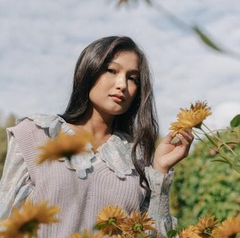 5 Ciri Kepribadian Perempuan yang Lebih Tenang saat Sendirian