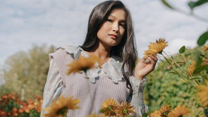 5 Ciri Kepribadian Perempuan yang Lebih Tenang saat Sendirian