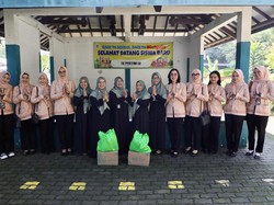 DWP Kemendagri Serahkan 120 Paket Sembako ke Korban Banjir Tangerang