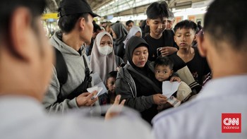 FOTO: Gelombang Awal Pemudik Mulai Banjiri Stasiun Pasar Senen
