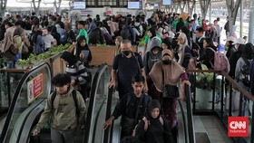 Update Mudik: Stasiun Pasar Senen Padat, Penumpang Duduk di Lantai