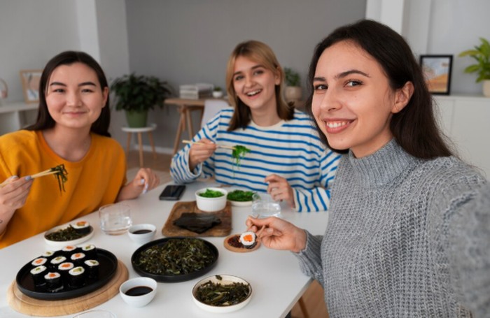 Gemini dikenal sebagai zodiak yang aktif dan suka bersosialisasi. Mereka sering memiliki banyak agenda berkumpul selama Ramadan./ Foto: freepik.com