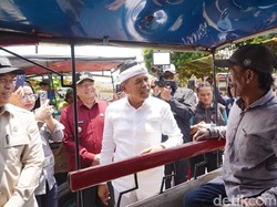 Menhub-KDM Salurkan Kompensasi Sopir Angkot dan Delman di Garut