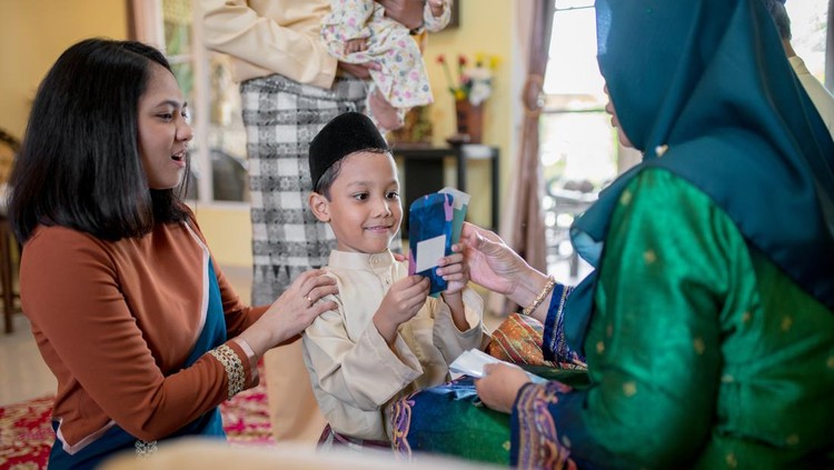 Hukum Anak yang Meminta-minta Uang THR dalam Islam&comma; Berdosakah&quest;