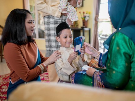 Hukum Anak yang Meminta-minta Uang THR dalam Islam, Berdosakah?