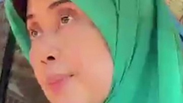 Highlight Dunia Hiburan InsertLive : Video: Ziarah ke Makam Anak, Ibu Vidi Doakan Kehidupan Sheila Dara