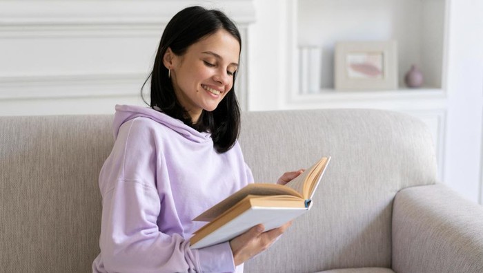 Memperluas pengetahuan dan keterampilan diri merupakan salah satu cara membentuk kepribadian kuat agar terlihat cerdas.