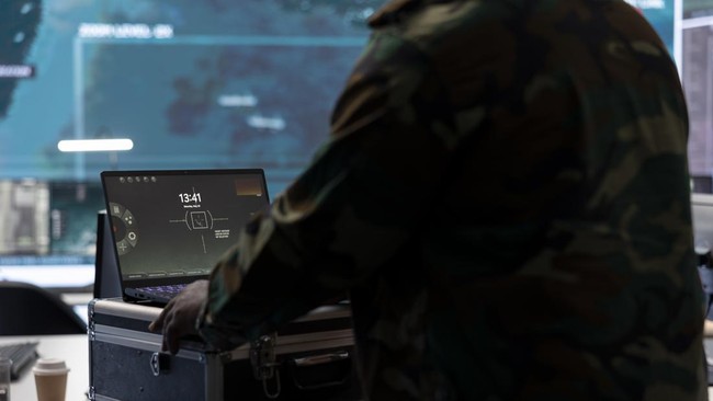 Perang antara Iran, AS, dan Israel meluas ke dunia maya dengan konten AI yang mengaburkan fakta. Deepfake memicu krisis kepercayaan informasi di media sosial.