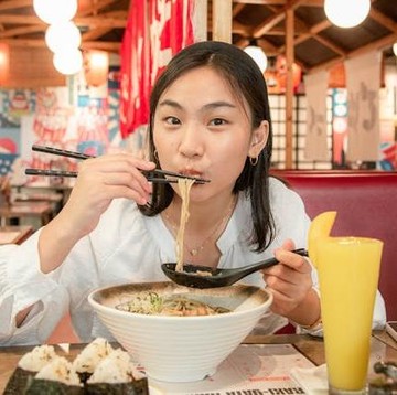 10 Kebiasaan Makan Tanpa Disadari yang Bisa Membuat Berat Badan Bertambah