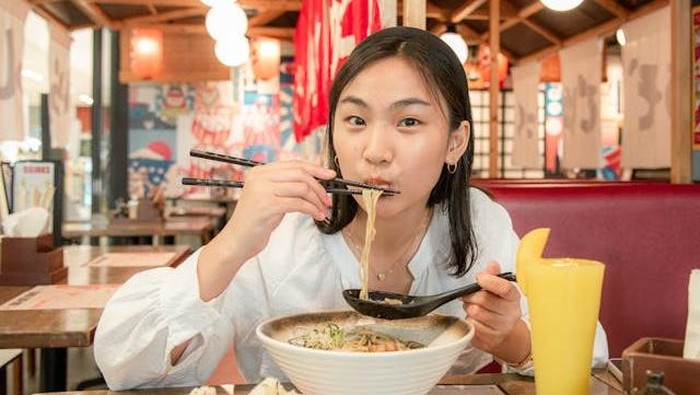 10 Kebiasaan Makan Tanpa Disadari yang Bisa Membuat Berat Badan Bertambah