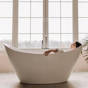 Tak Hanya Menyegarkan, Ini 7 Manfaat Mandi Air Dingin untuk Tubuh dan Pikiran