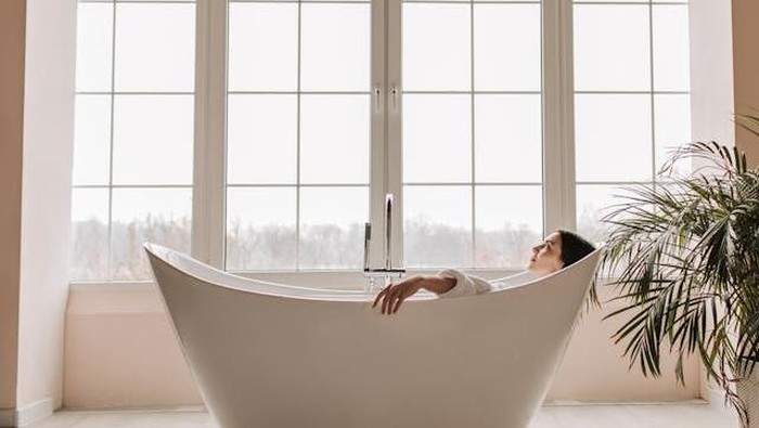 Tak Hanya Menyegarkan, Ini 7 Manfaat Mandi Air Dingin untuk Tubuh dan Pikiran