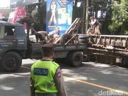 Hindari Motor, Mobil Boks Terguling Timpa Pejalan Kaki di Jalur Denpasar-Gilimanuk