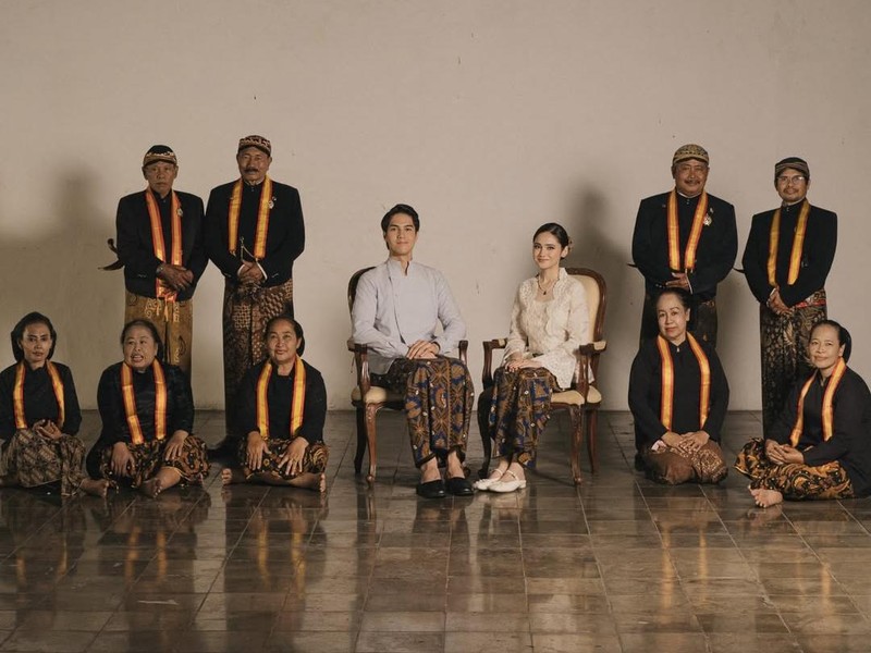Bak Bangsawan Keraton, 7 Potret Prewedding El Rumi dan Syifa Hadju Tema Tradisional