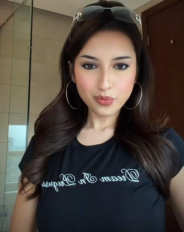 Sering membagikan kebersamaan bersama sang buah hati yang menggemaskan, Jennifer Coppen kini tampil badas dengan riasan Bebot. Winged eyeliner berpadu sempurna dengan aksesori hoop earrings besar memancarkan aura bold menawan/Foto: TikTok/Mamanya Kamari